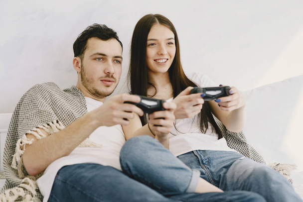 Couple at home playing in a video games - Valokuva, kuva