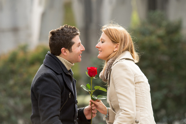 couple avec une rose baisers sur Saint Valentin
 - Photo, image
