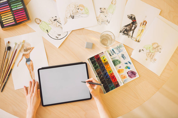 Illustrator κορίτσι αντλεί σε ένα γραφικό δισκίο με κενή οθόνη. Κλείσιμο φωτογραφίας για διαφημιστική σχολή σχεδίου ή blog - Φωτογραφία, εικόνα