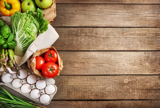 Vegetarische gesunde Kost. Verschiedenes frisches Gemüse und Kräuter auf Holzuntergrund. Ansicht von oben. Kopierraum. - Foto, Bild