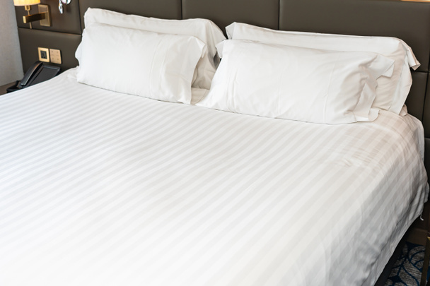 Weißes Kissen auf der Bettdekoration im Schlafzimmer - Foto, Bild