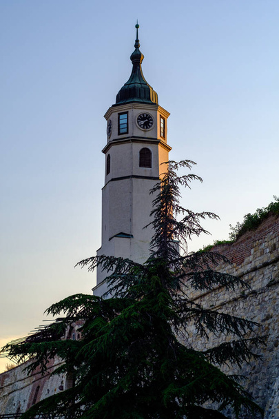 Torre del reloj (Sahat kula) de la fortaleza de Belgrado en el parque Kalemegdan en Belgrado, capital de Serbia
 - Foto, Imagen