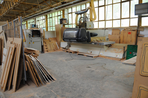 Machines de traitement du bois et pièces de produits dans une usine de meubles - Photo, image