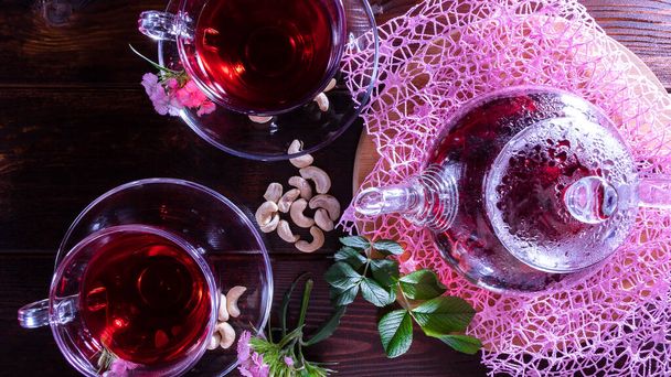 Mukeja punaista teetä neilikan kukilla. Zen-teeseremonia. Englanti tee tradition.Lääkehoito perustuu lääkeyrttejä ja decoctions.Mausteinen yrttejä ja lääkebordelle.A rentouttava juoma - Valokuva, kuva