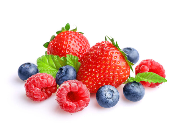 Куча разнообразных свежих ягод, выделенных на белом фоне. - Фото, изображение