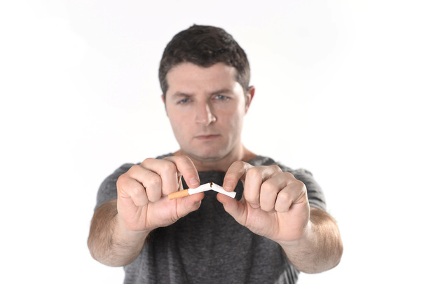 Jeune homme attrayant dans la résolution de cesser de fumer
 - Photo, image