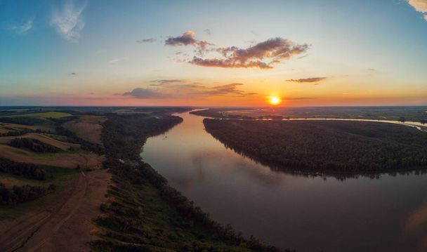 Aerial drone widok krajobrazu rzeki w słoneczny letni wieczór - Zdjęcie, obraz