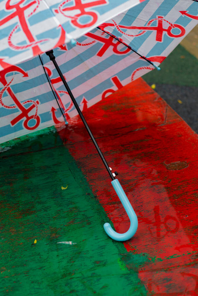 Slak zittend op rode rubberen laarzen-wandeling in de regen - Foto, afbeelding