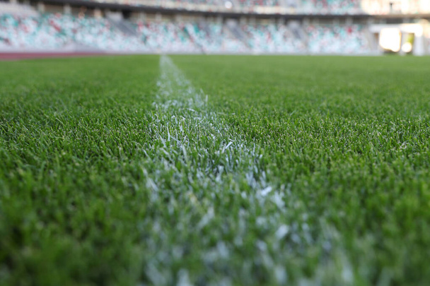 Grama verde com marcações em um estádio esportivo multifuncional
 - Foto, Imagem