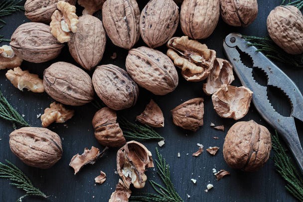 Walnuts opened and closed with nutcrackers from above - 写真・画像