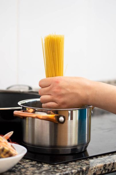 Kiehuva spagetti pannulla sähköliesi keittiössä - Valokuva, kuva