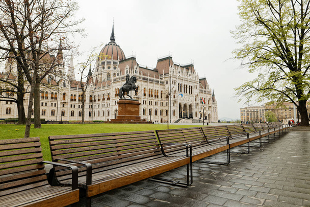 Budapest, Hongrie - 17 avril 2018 : Le bâtiment du Parlement hongrois - Photo, image