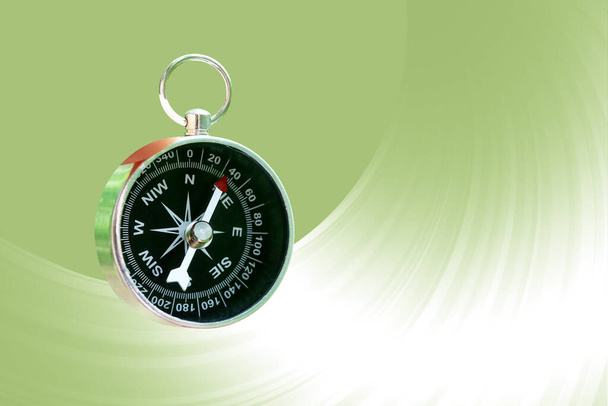 Круглый компас на абстрактном фоне как символ туризма с компасом, путешествия с компасом и активного отдыха с компасом - Фото, изображение