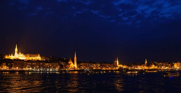 Budapest, Ungarn - 17. April 2018: Böschung in der nächtlichen Illumination - Foto, Bild