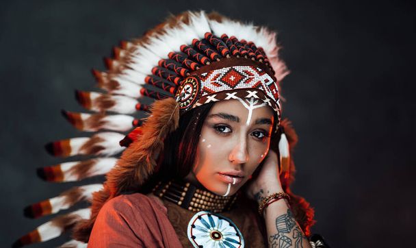 Bella ragazza indiana americana con tatuaggio a portata di mano in costume etnico tradizionale colorato - Foto, immagini