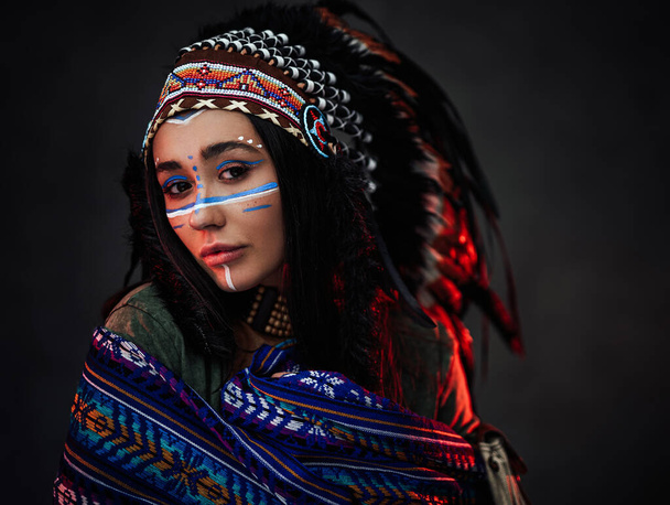 Portrait d'une belle Indienne américaine en costume ethnique et maquillage traditionnel - Photo, image