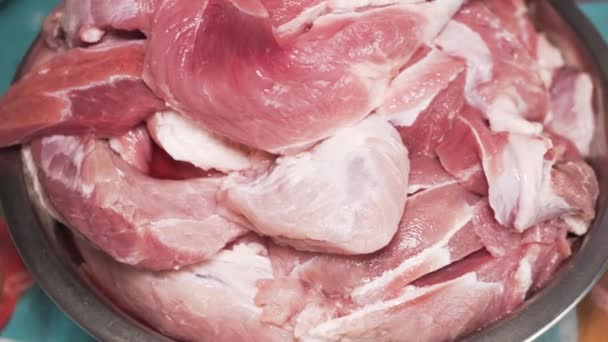 Carne fresca cruda affettata da vicino - Filmati, video
