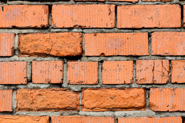 Çok eski bir tuğla, kırmızı-turuncu ve kahverengiyle kaplı yıkım duvarı. Doku - Fotoğraf, Görsel