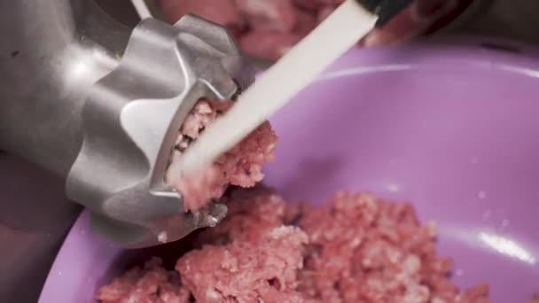 Ηλεκτρικός μύλος κάνει κιμά από ωμό κρέας - Πλάνα, βίντεο