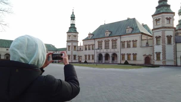 Girl tourist makes a photos of old palace - Кадры, видео