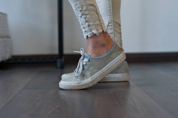 Ανθρώπινο πόδι με τζιν και αθλητικά παπούτσια - Φωτογραφία, εικόνα