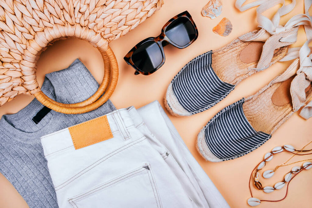 Sommermode flach mit T-Shirt und Sonnenbrille - Foto, Bild