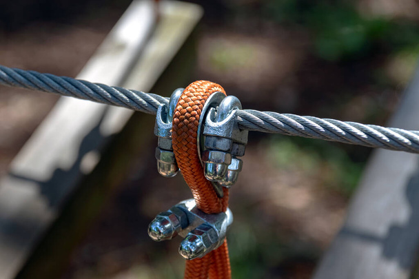 Steel cable fastening mechanism, part of the cable route. Extreme sport. - Foto, Bild