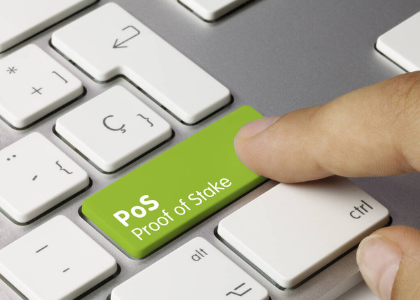 PoS proof of stake Written on Green Key of Metallic Keyboard. Stisknutí klávesy prstu. - Fotografie, Obrázek