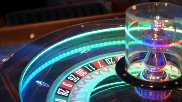Fransa stili rulet masası Las Vegas, ABD 'de oynanan para için. Şans oyunu oynamak için siyah ve kırmızı sektörlü dönen çarklar. Rastgele algoritma, kumar ve bahis sembolü ile tehlikeli eğlence - Video, Çekim