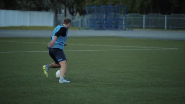 In einem Fußballklub-Training trainieren die Spieler auf dem Fußballplatz und üben Dribblings und Torschüsse. Nahaufnahme - Filmmaterial, Video
