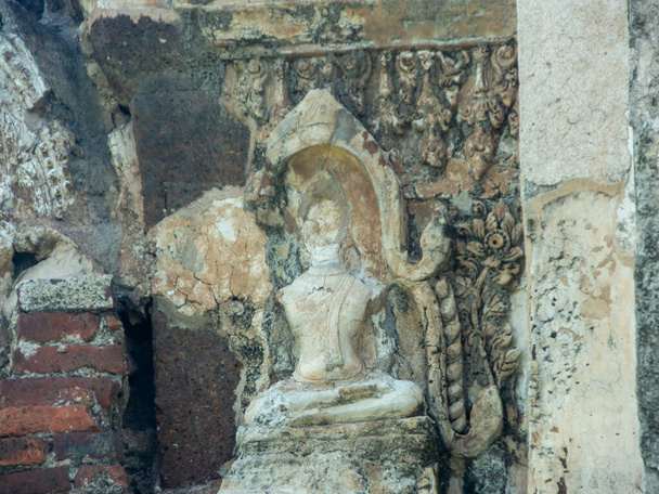 Wat Phra Sri Rattana Mahathat Lop Buri Tailandia No hay evidencia para comenzar la construcción. Pero el edificio fue restaurado varias veces durante el reinado del rey Narai el Grande, 2175 B.E
. - Foto, Imagen