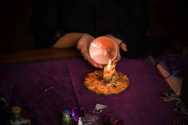 Viejo mundo, atributos mágicos para rituales y predicción del destino, detalles sobre una mesa de brujas, concepto de ocultismo - Foto, Imagen
