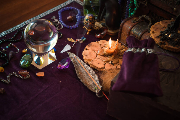 Stary świat, Magiczne atrybuty rytuałów i przewidywania losu, szczegóły na stole czarownicy, koncepcja okultyzmu - Zdjęcie, obraz