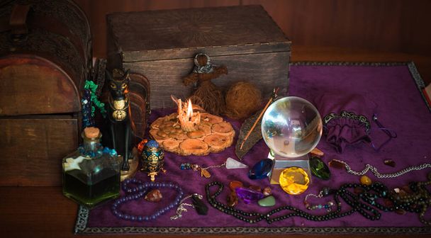 Alte Welt, Magische Attribute für Rituale und Schicksalsprognosen, Details auf einem Hexentisch, Okkultismus-Konzept - Foto, Bild