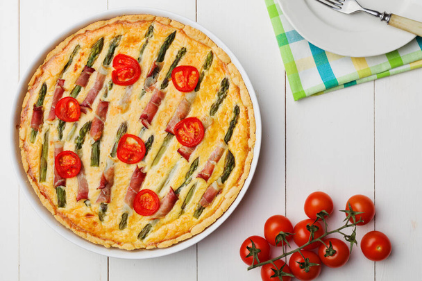 Tart with asparagus and tomatoes on white wooden background. - Fotoğraf, Görsel