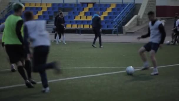 Spieler der Fußballmannschaft im Training rennen zum Tor, geben sich gegenseitig den Ball und schießen ein schönes Tor. Nahaufnahme - Filmmaterial, Video