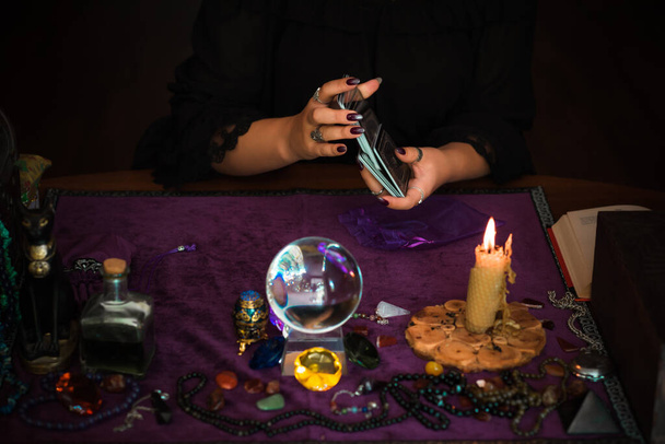  タロットカード占いや予言、魔法の儀式やテーブルの上のwicca要素の概念 - 写真・画像