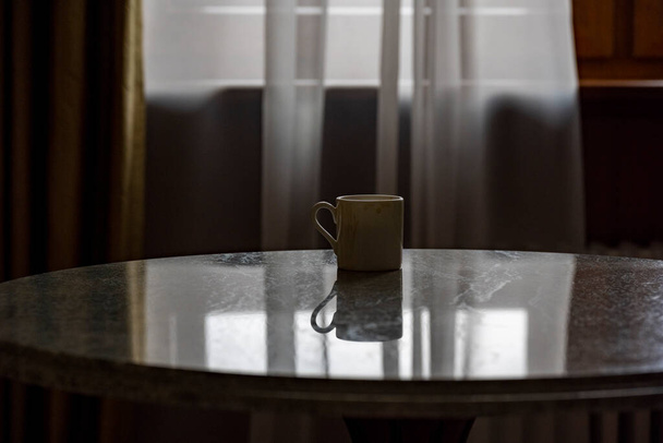 Yuvarlak mermer bir masada farklı malzemelerle sabah kahvesi. - Fotoğraf, Görsel