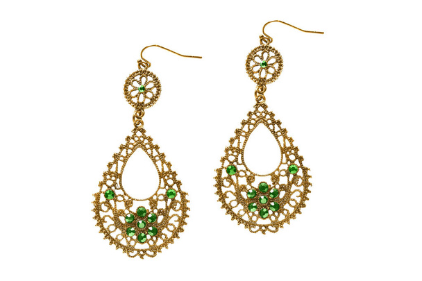 Schöne Vintage Gold geschnitzte Ohrringe mit grünen Edelsteinen isoliert über weiß - Foto, Bild