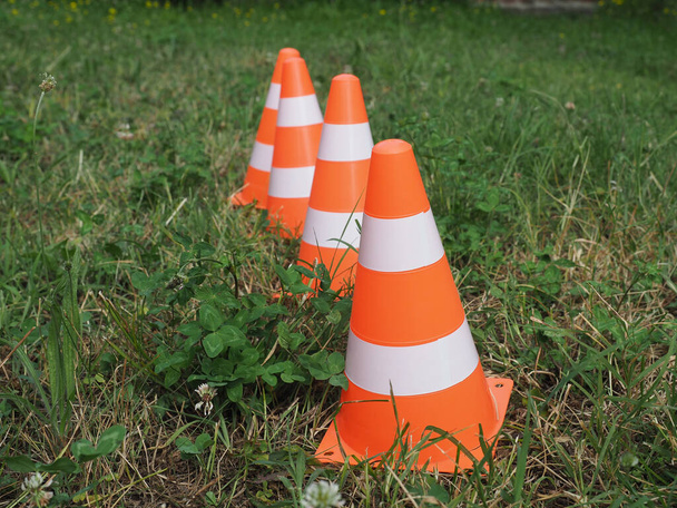 stożek drogowy biały i pomarańczowy do oznaczania robót drogowych - Zdjęcie, obraz