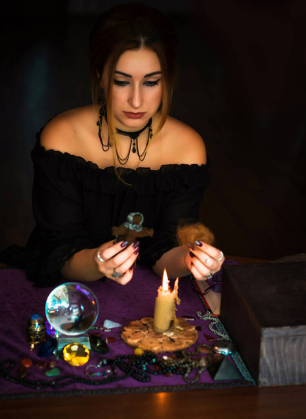 Femme faire un rituel avec un cheveu et poupée vaudou, Concept de rituels magiques et wicca - Photo, image