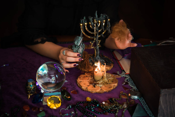 Mulher fazer um ritual com um cabelo e boneca vodu, Conceito de rituais mágicos e wicca
 - Foto, Imagem