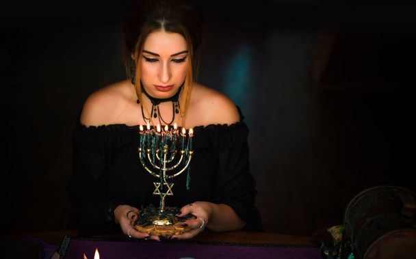 Mulher segurando velas, cena mística, conceito de rituais mágicos e wicca
 - Foto, Imagem