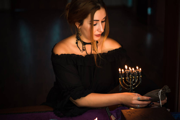 Женщина со свечами, мистическая сцена, концепция магических ритуалов и викка - Фото, изображение