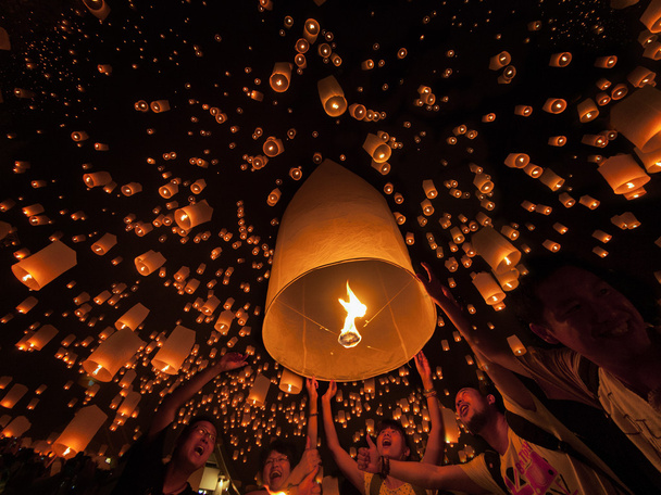 Tudongkasatarn es donde la ceremonia de la lámpara flotante
 - Foto, imagen
