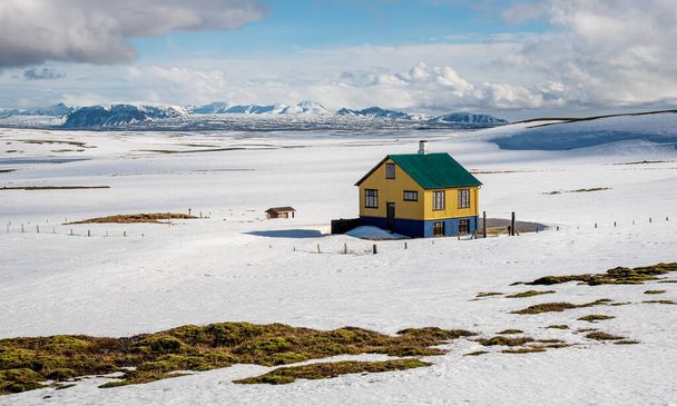 Pieni mökki lumessa Reykjanesissa talvella Islannissa - Valokuva, kuva