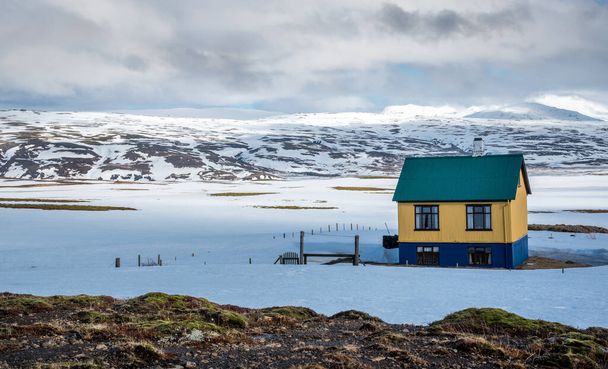 Pieni mökki lumessa Reykjanesissa talvella Islannissa - Valokuva, kuva