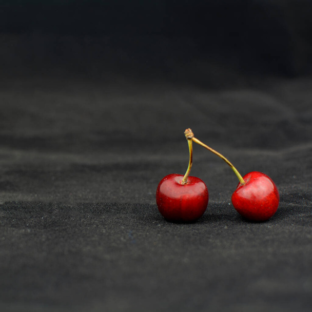 Ripe cherries on wooden background - Foto, Imagen