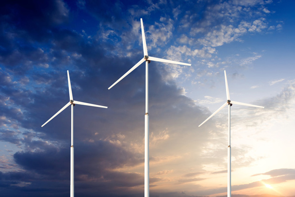 Зеленая концепция возобновляемых источников энергии - ветрогенераторы в небе - Фото, изображение