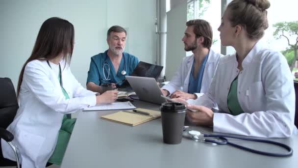 Группа врачей, изучающих рентген на медицинской конференции, обсуждающих вопросы - Кадры, видео